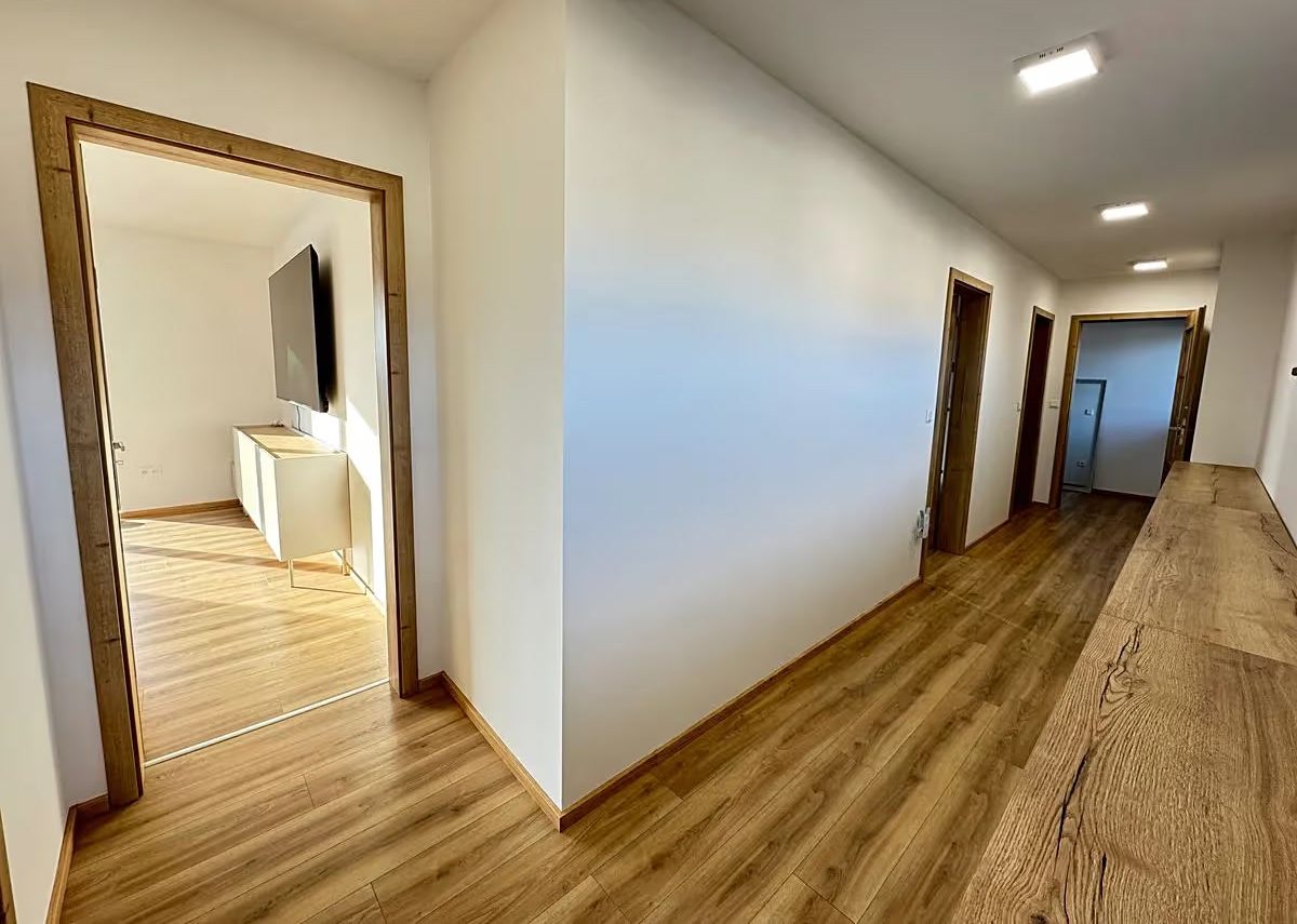 Chodba s dřevěnou podlahou